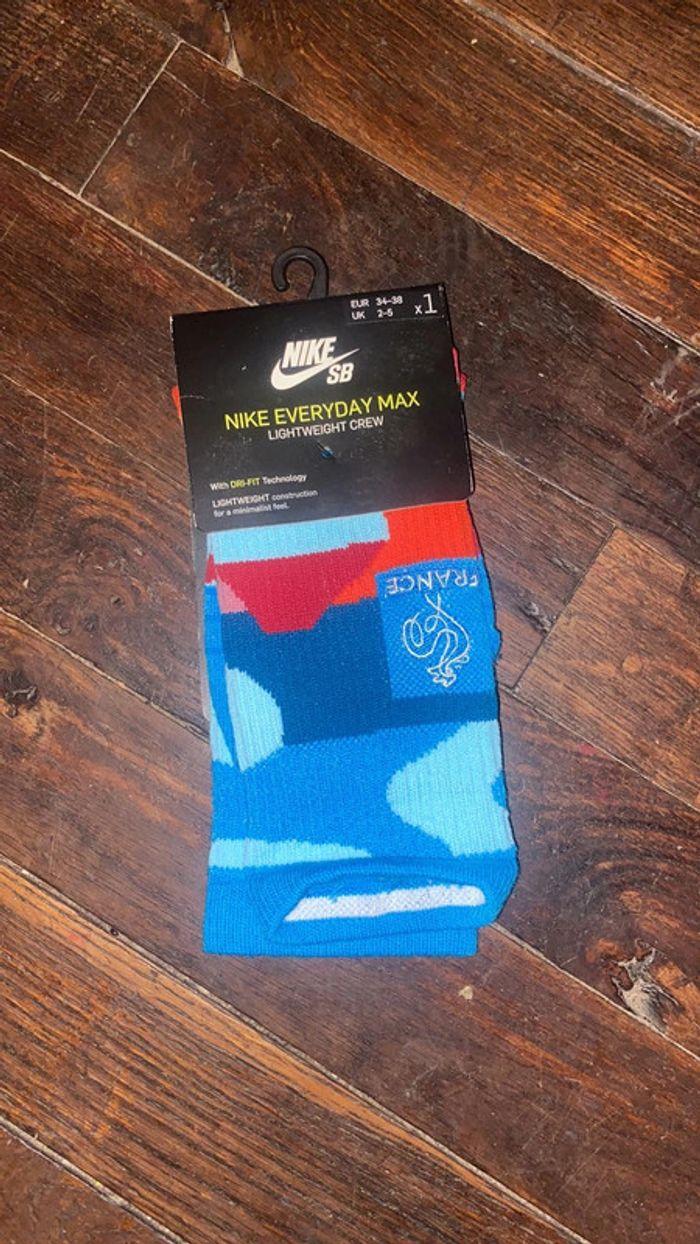 34-38 Paire chaussettes Nike SB Parra France - photo numéro 1