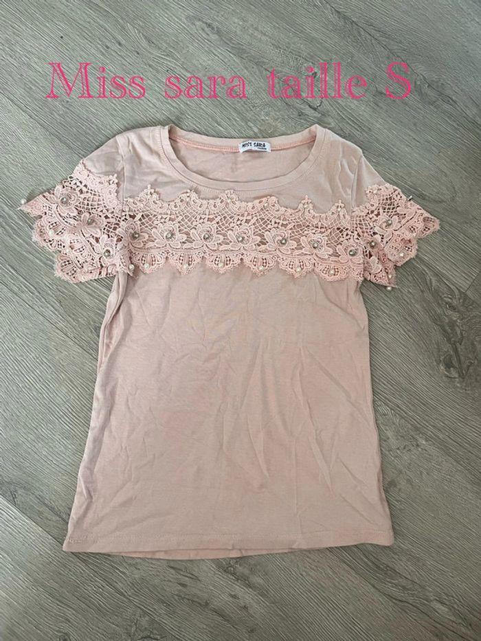 T-shirt à manches courtes rose clair dentelle devant et strass col rond miss Sara taille S - photo numéro 1