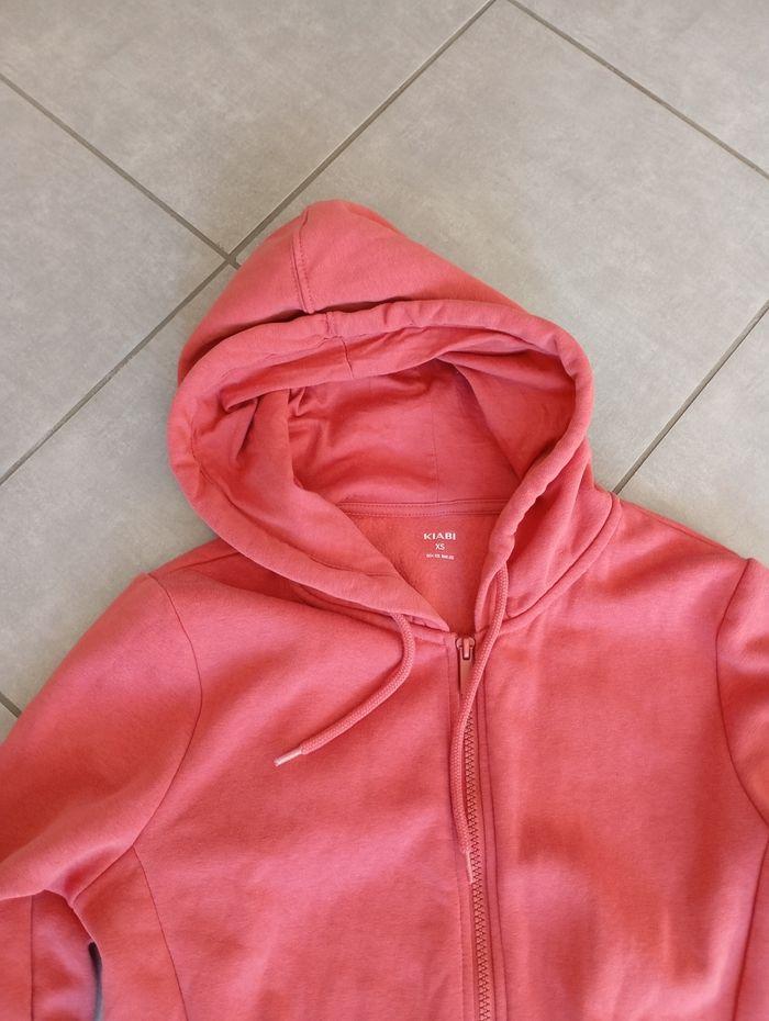 Comme neuf gilet long XS  rose corail zippé c apuche - photo numéro 2