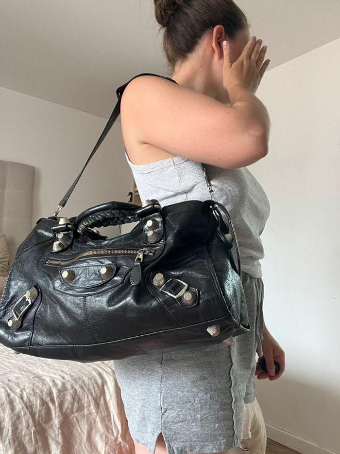 Sac City Balenciaga noir en cuir avec bandoulière grand format bijouterie argent - photo numéro 2