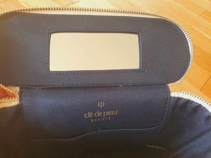 Vanity Case "CLE DE PEAU BEAUTE" neuf avec étiquette. - photo numéro 6