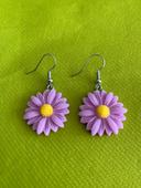 Boucles d’oreilles pendantes fleur marguerite violette en résine