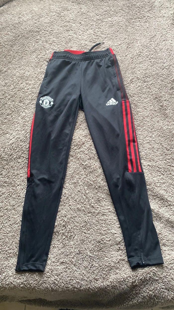 Bas de jogging Manchester united ,neuf jamais porté , cadeau trop petit , encore l’étiquette - photo numéro 2