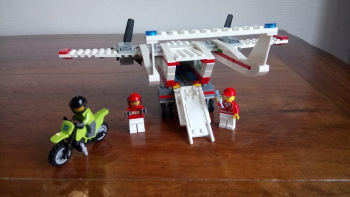 Lego City n° 60116-L'avion de secours - photo numéro 2