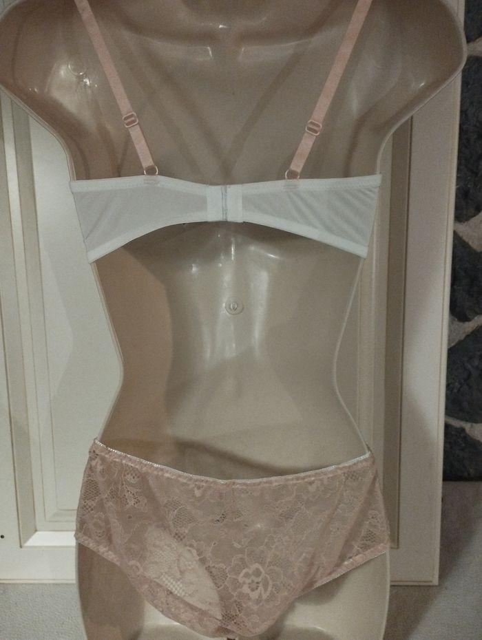 Ensemble de lingerie neuf avec étiquettes 95C sans rembourrage avec armatures et 40/42 pour le bas - photo numéro 5