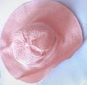 Chapeau rose pale, effet paille forme capeline