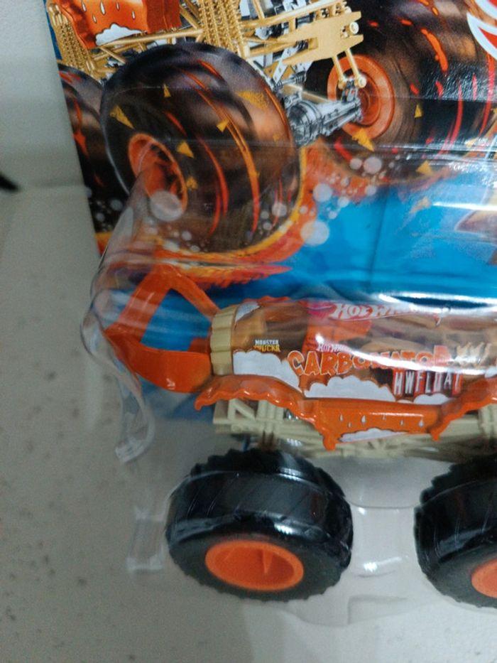 Monster truck hot Wheels neuf, 1/64, "Carbonator XXL " et " 1 Bad Scoop " - photo numéro 4