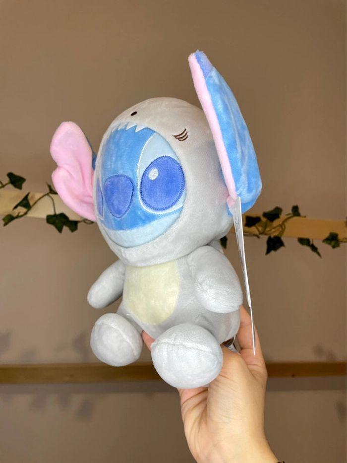 Peluche Disney Stitch déguisement Requin 🦈 - photo numéro 2