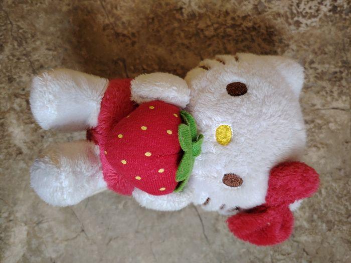 Peluche doudou Hello Kitty Sanrio 15 cm - photo numéro 2