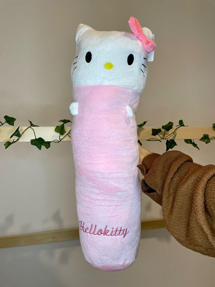 Oreiller en peluche Sanrio Hello Kitty - photo numéro 1