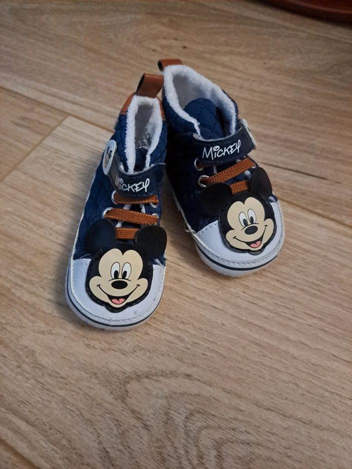 Chaussure Disney taille 18 - photo numéro 1