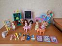 Lot école maternelle Barbie, meubles et accessoires + Barbie et 6 enfants, Mattel en BE