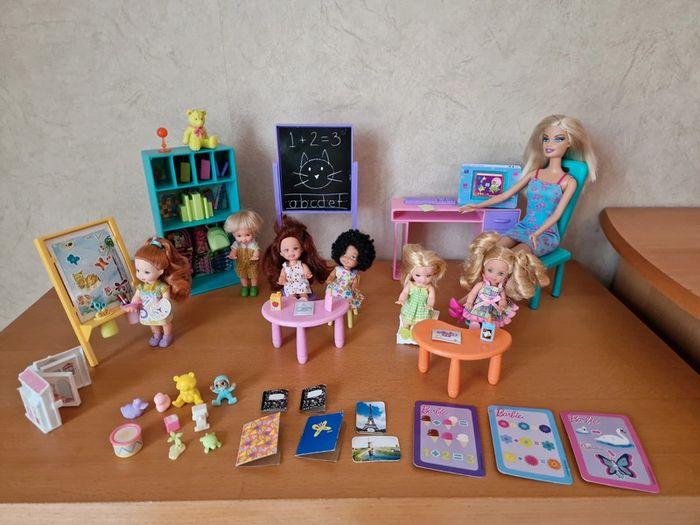 Lot école maternelle Barbie, meubles et accessoires + Barbie et 6 enfants, Mattel en BE - photo numéro 1