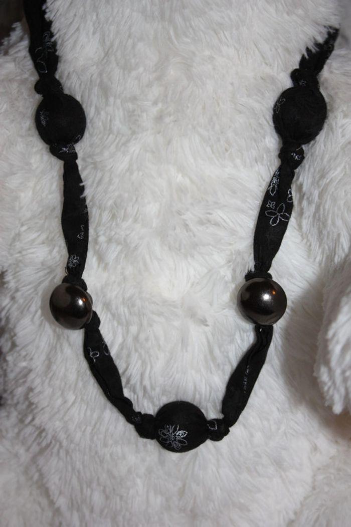 Collier tissu et grosses perles noir - photo numéro 3