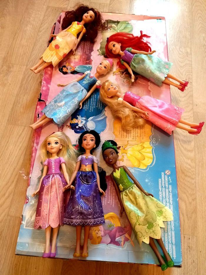 Lot  7 poupée princesse Disney neuf ma fille  à  joue 2/3 fois  avec  coffret d'origine et l'accessoire Complet - photo numéro 1