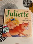 Juliette joue avec son chat