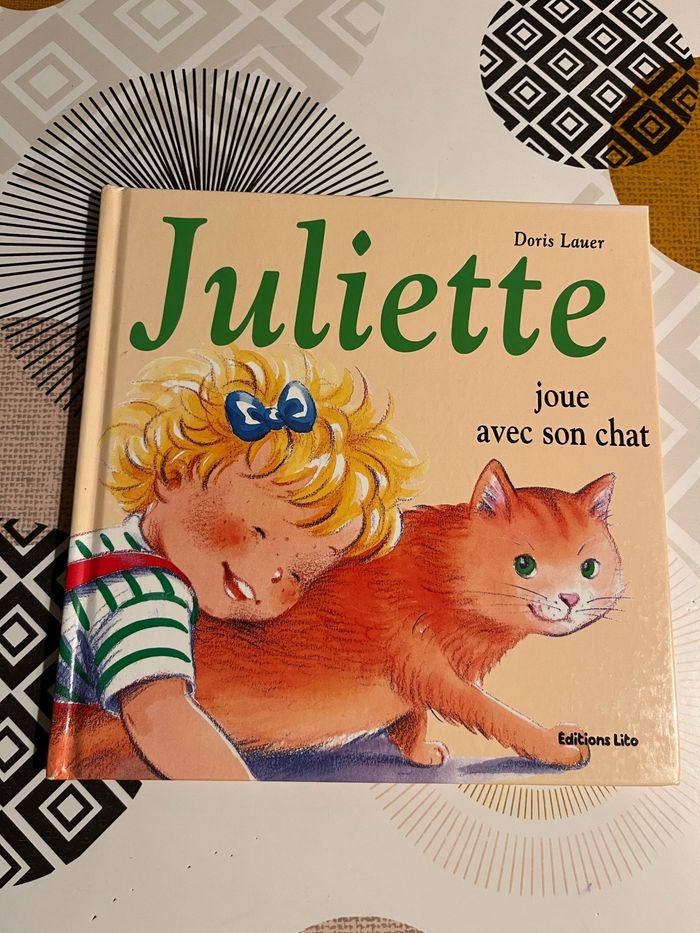 Juliette joue avec son chat