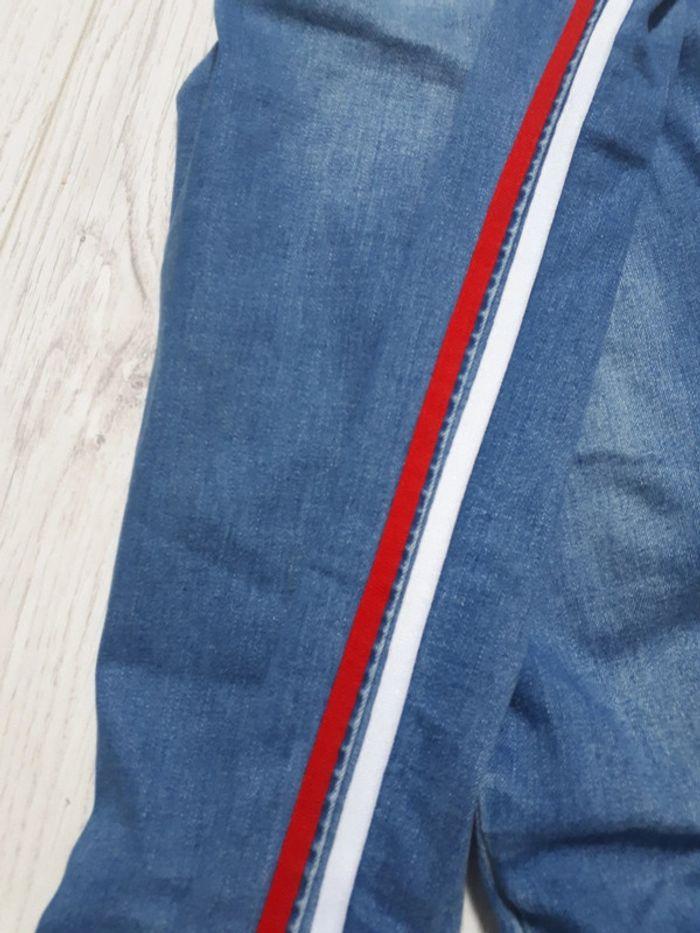 Pantalon bleu clair avec rayures rouge et blanche sur le côté - photo numéro 4