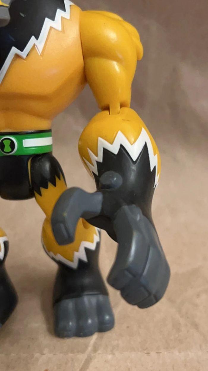 Bandai 2012 - Ben 10 - Rare figurine Shocksquash 10cm x 7cm - photo numéro 4