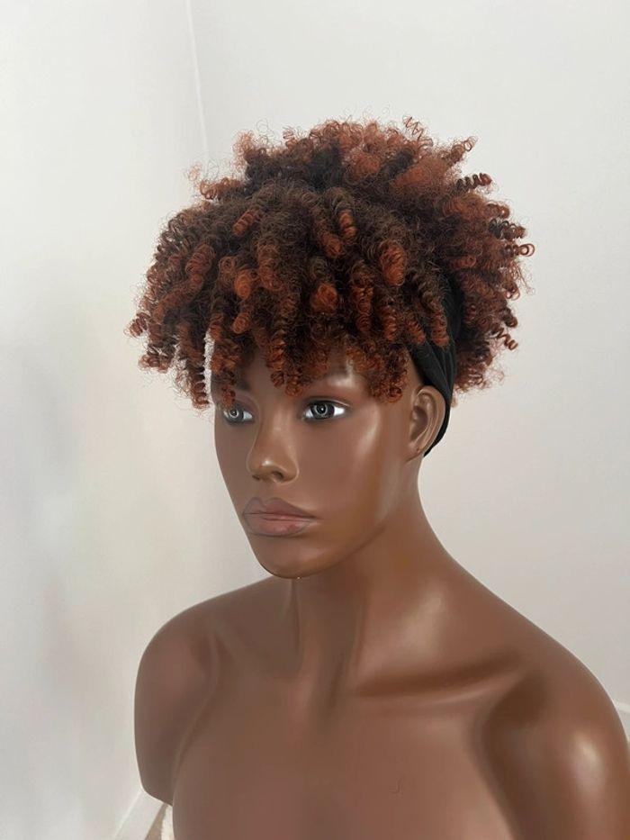 Perruque bandeau afro bouclée tendance - photo numéro 4