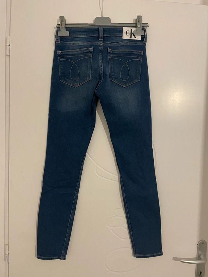 Jean bleu taille haute coupe mid rise skinny ankle neuf Calvin Klein Jeans taille W24 soit taille 34 - photo numéro 7