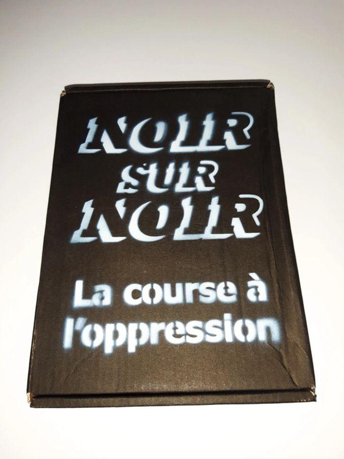 Jeu noir sur noir - photo numéro 1