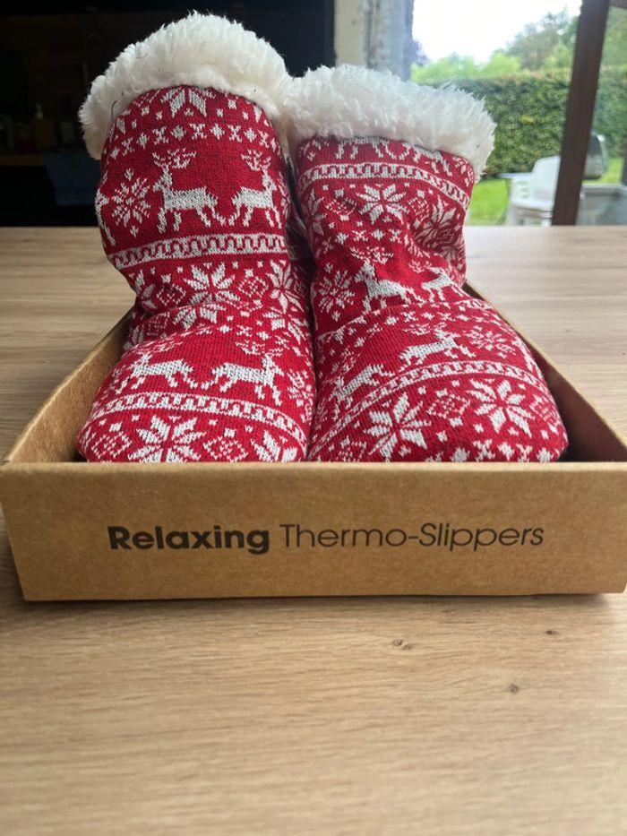 Chaussons thermo-relaxants avec noyaux de cerises thème Noël - photo numéro 2