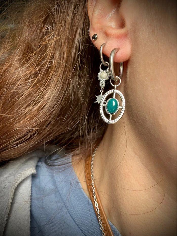 Boucles d’oreilles petites créoles en macramé avec pierre de Malachite - photo numéro 4