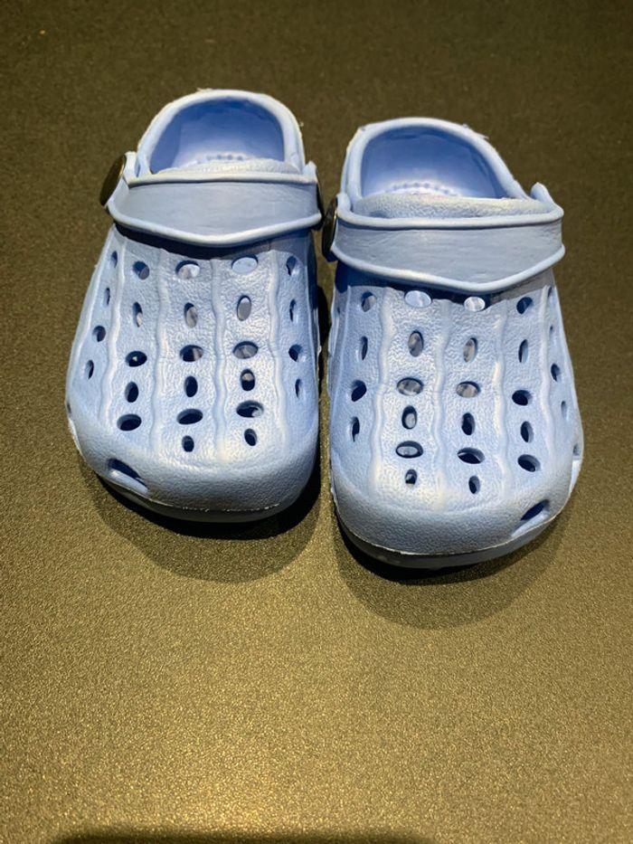 Crocs bleu - photo numéro 1