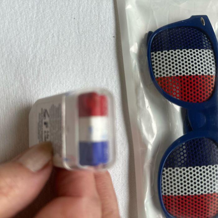 Lot numéro 1, lunette, maquillage, et drapeau pour le foot. - photo numéro 4