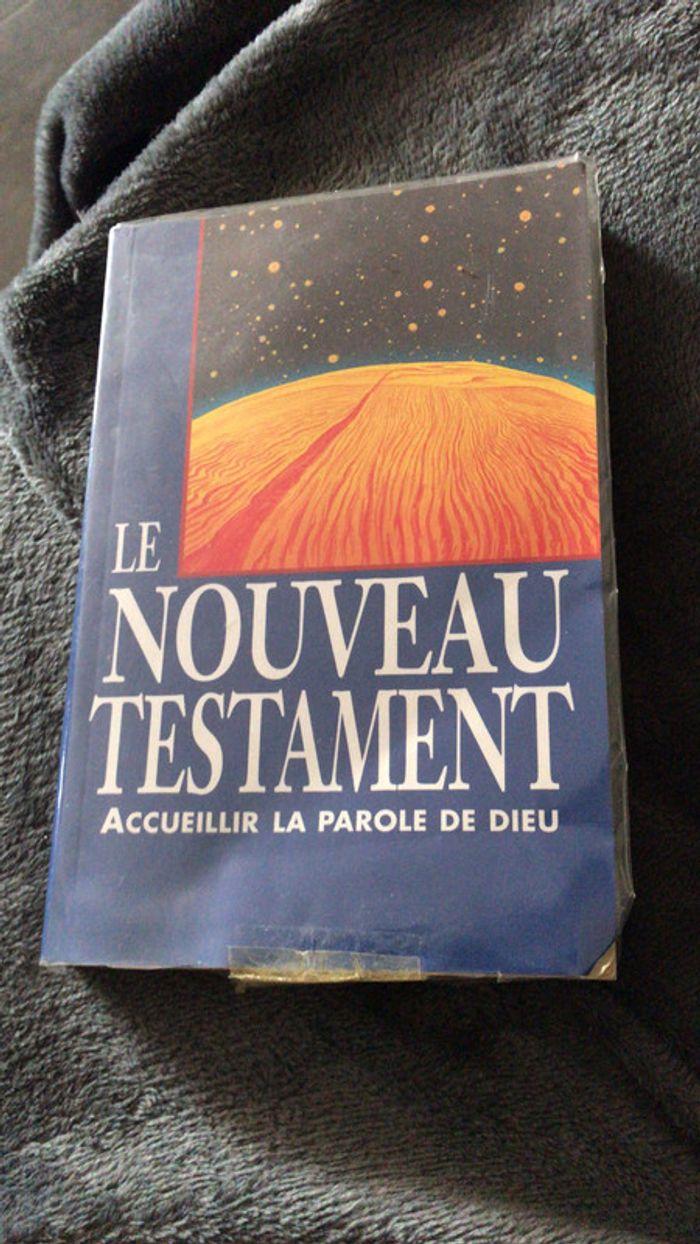 Livre le nouveau testament - photo numéro 1