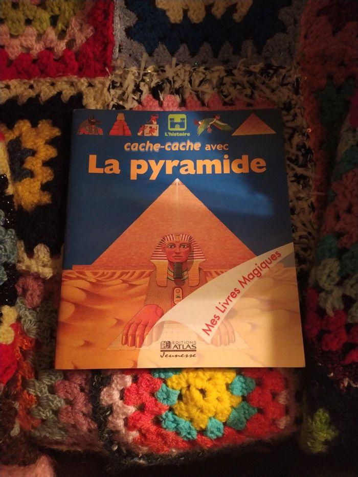 Cache-Cache Avec La Pyramide (Mes Livres Magiques