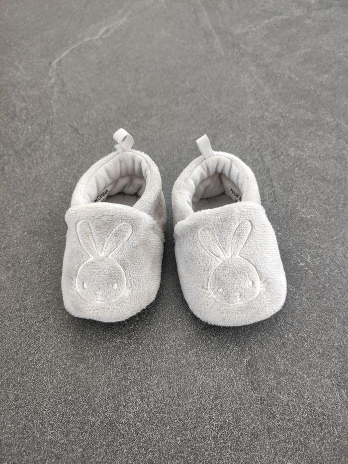 Chaussons bébé gris motif lapin