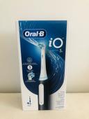 Oral-B iO 3 Noire Brosse à dents électrique avec brossette