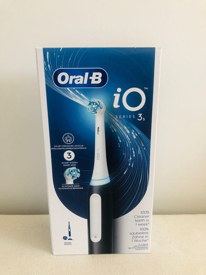 Oral-B iO 3 Noire Brosse à dents électrique avec brossette - photo numéro 1