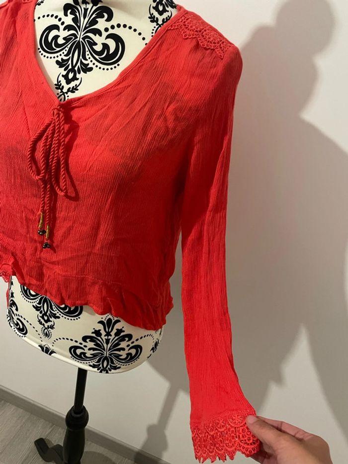 Blouse rouge corail manche longue dentelle epaule et poignet lien noeud devant neuf creeks taille 36 - photo numéro 2