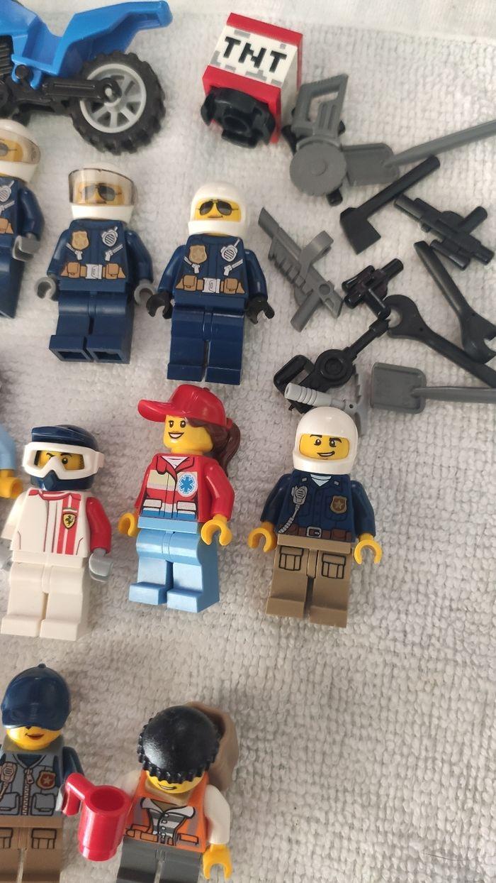 Lot Lego police voleurs figurines motos chiens accessoires tbe - photo numéro 4