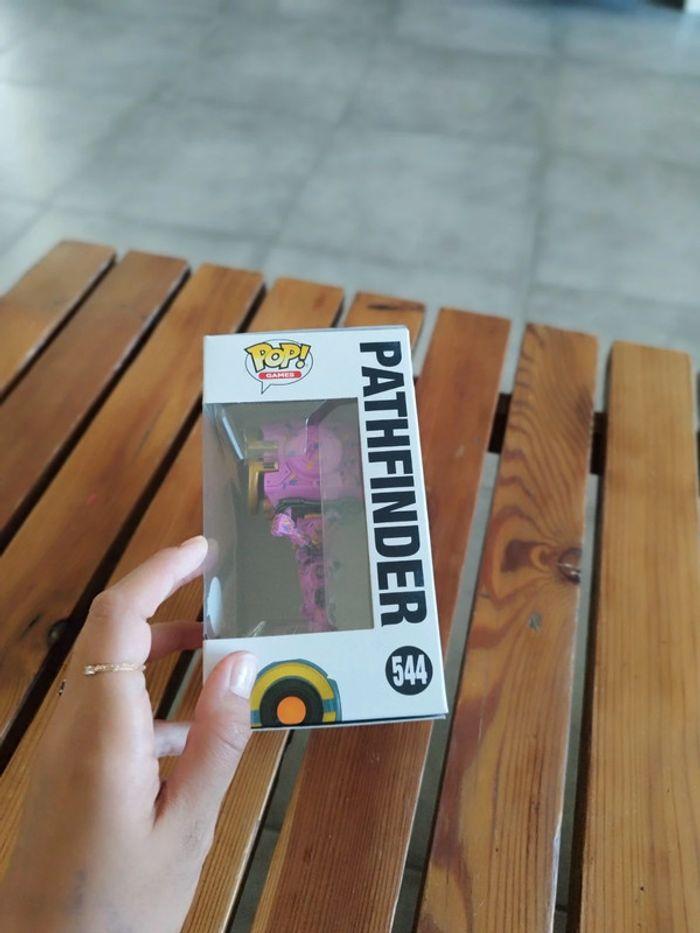 Funko Pop ! Jeux : Apex Legends - Pathfinder (Pink Sweet 16 Special Edition) #544 - photo numéro 4