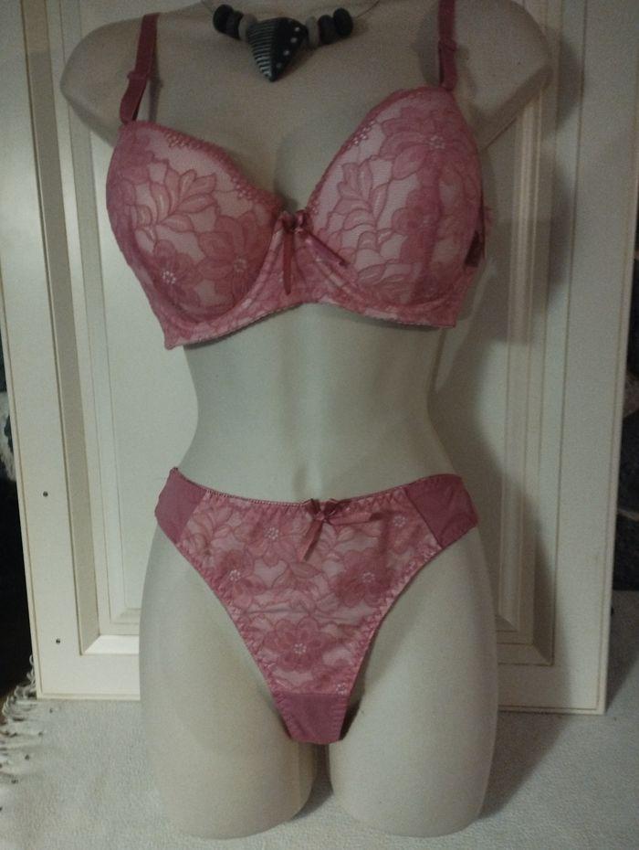 Ensemble de lingerie neuf 100C avec armatures et léger rembourrage et string en 44 - photo numéro 1