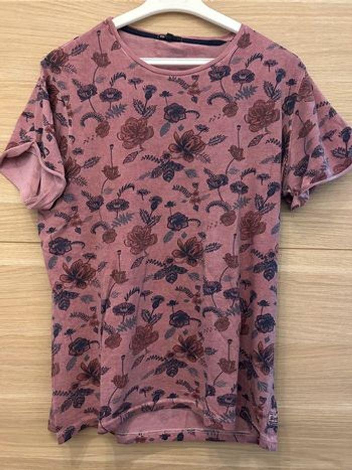 T-shirt vieux rose à motif floral - photo numéro 1