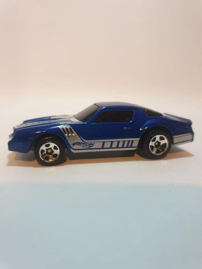 Hot Wheels 2017 Chevrolet Camaro Z28 1982 Bleu - 1/64 - photo numéro 1