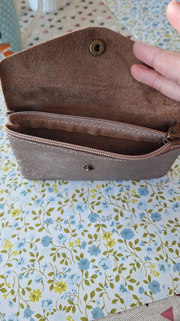 Pochette dorée en cuir avec porte-monnaie intégré - photo numéro 5