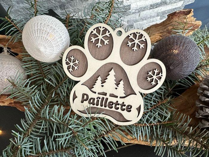 Boule de Noël patte de chien avec flocons et sapins - photo numéro 1