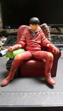 Figurine Akira Kaneda assis dans un fauteuil