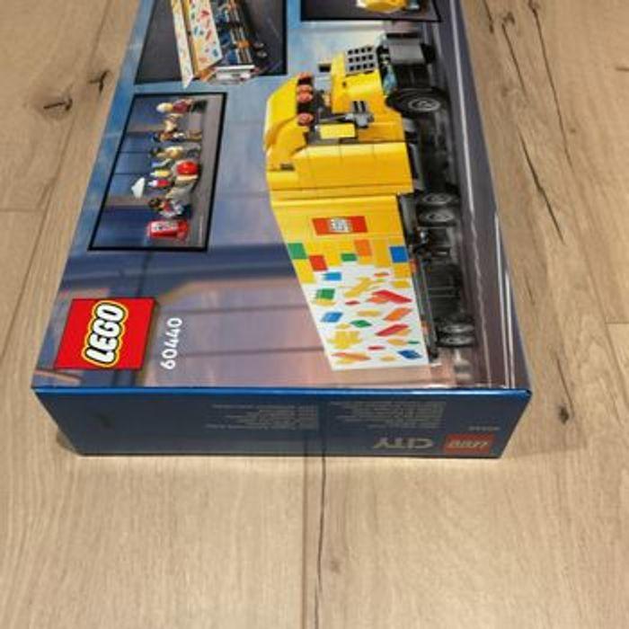 Lego City 60440 Le camion de livraison jaune Lego - photo numéro 4