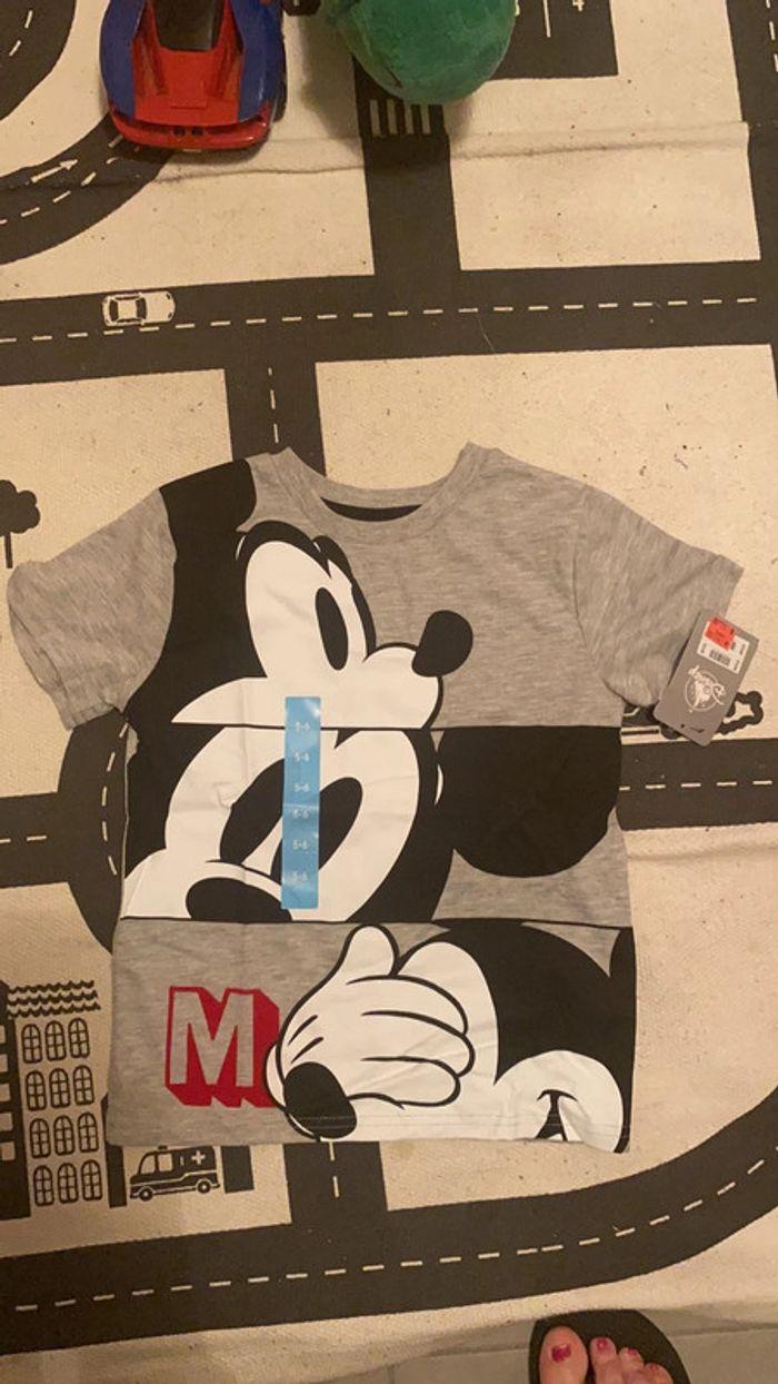 T shirt Disney store Mickey - photo numéro 1