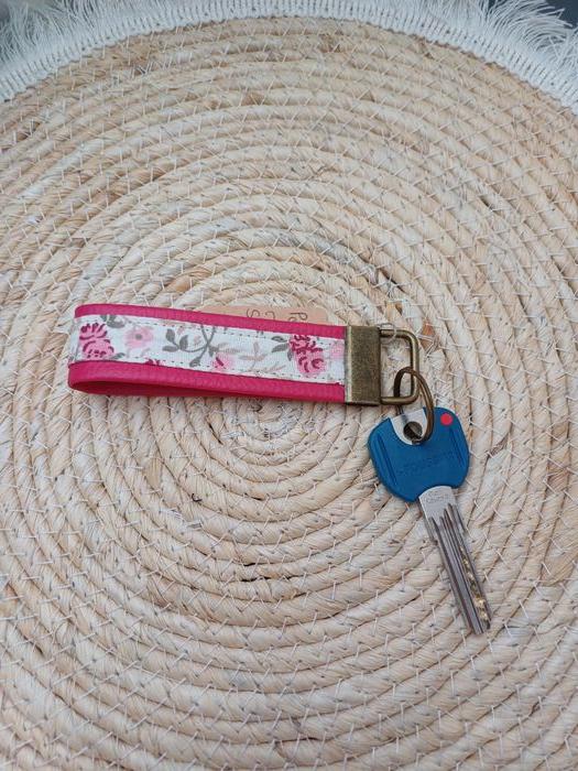 Porte Clés simili cuir – Attache KeyFob - Mousqueton – Coloris fuchsia et crème – Motif fleuri - photo numéro 1