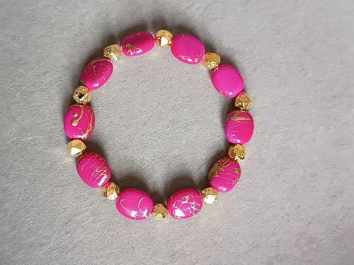 Bracelet en perles fushia et dorées - photo numéro 1