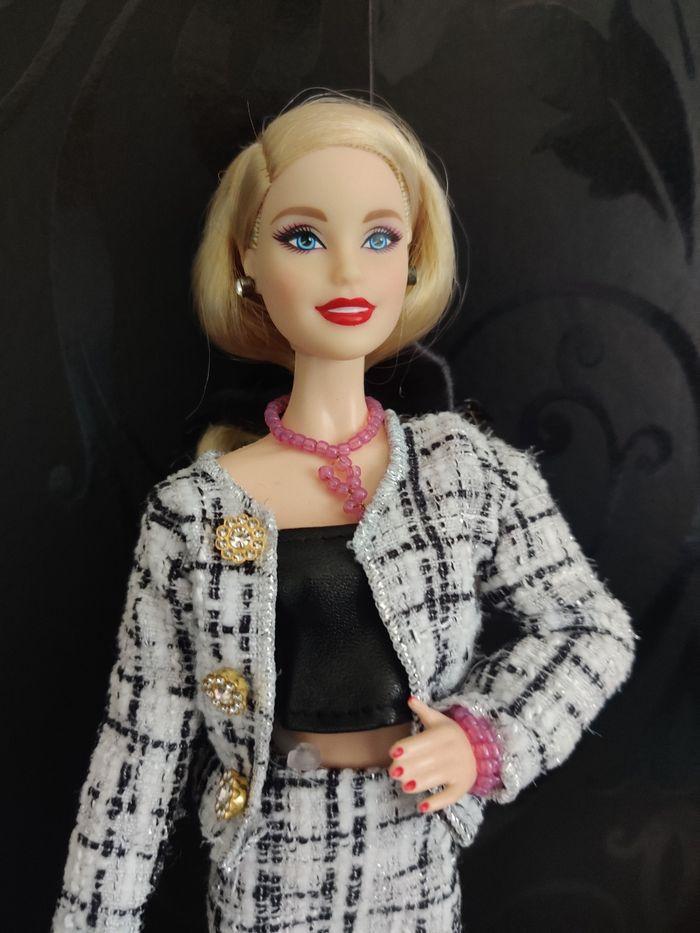 Barbie muse à la ville - photo numéro 2