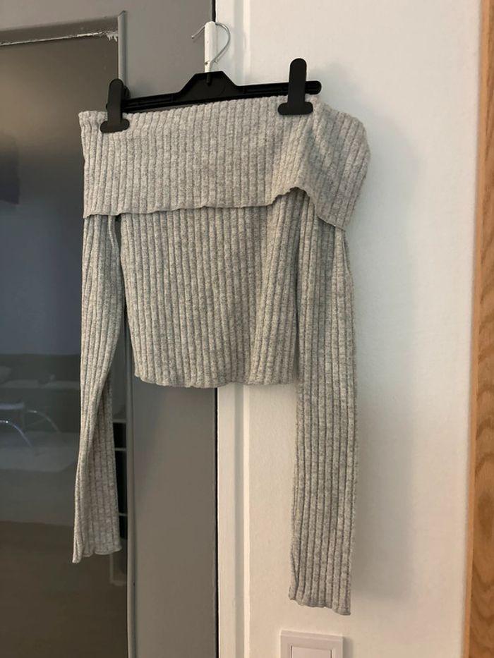 Top/ pull à épaule dénudée gris bershka - photo numéro 1